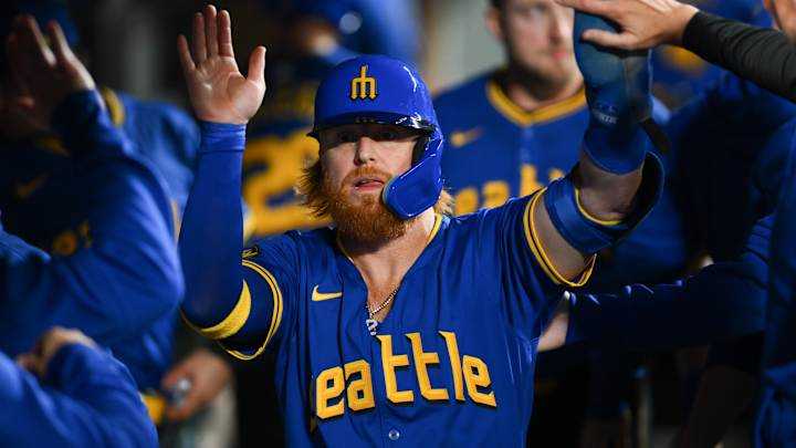 Justin Turner’s Standout Plays Fuel Mariners’ Stellar Streak