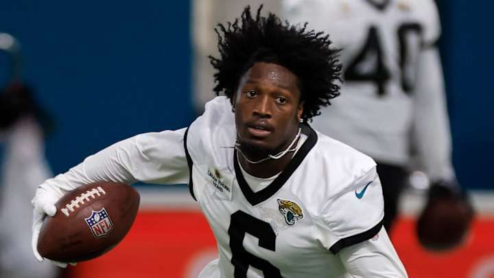 Jaguars Face Tough Challenge Without Engram and Savage Against Bills