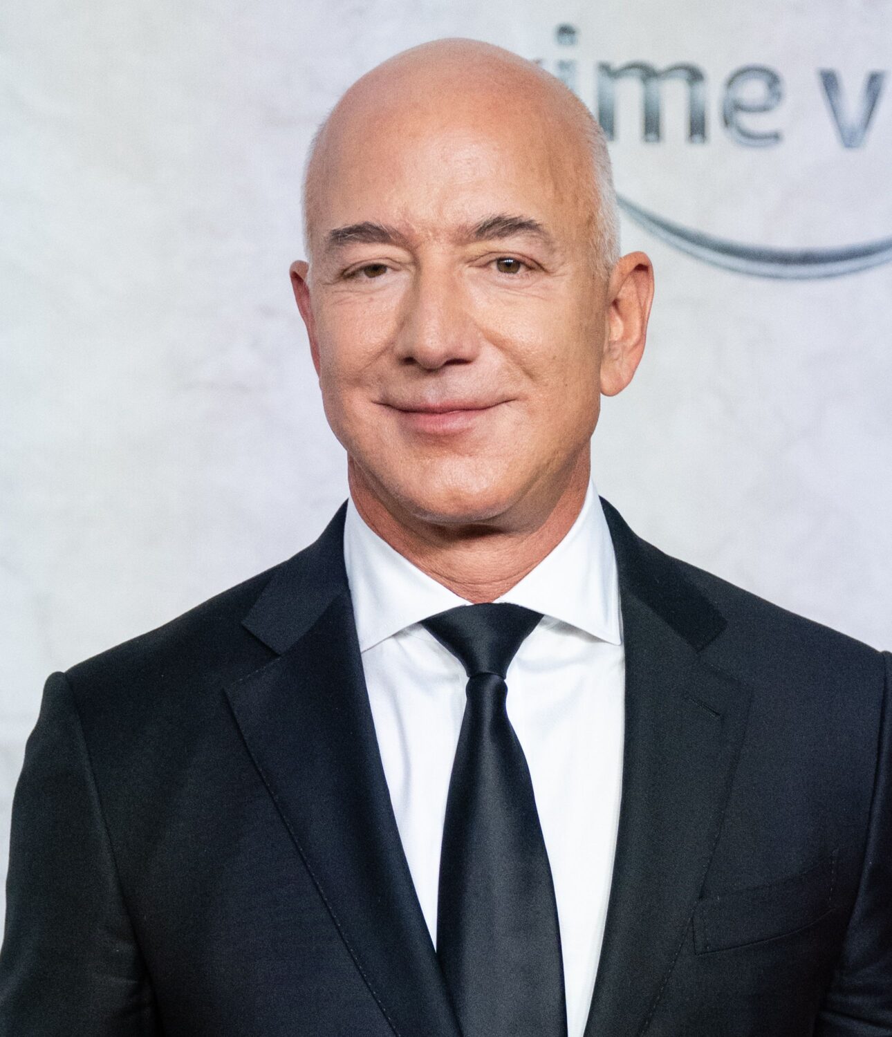 How Much Money Does Jeff Bezos Make Each Year in 2024?