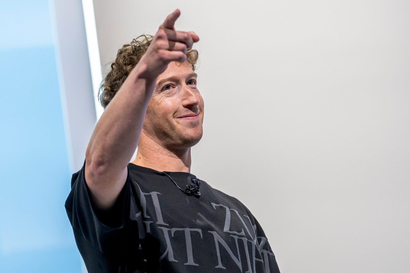 Zuckerberg Surpasses Bezos in Race for Wealthy Elite