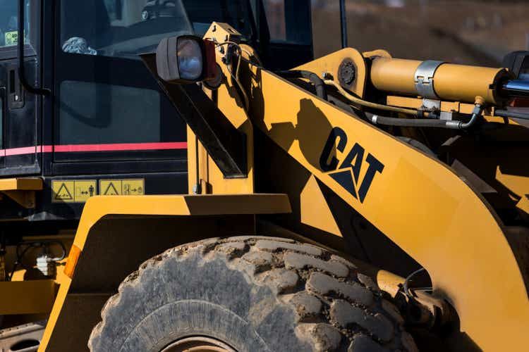 Caterpillar Stock Hits Decline Amid Bearish Outlook